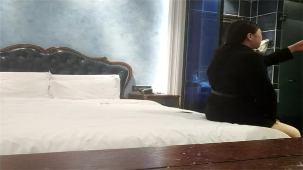 极品肉感外围御姐沦陷！被按头狂干嘴巴塞满巨屌猛吞！