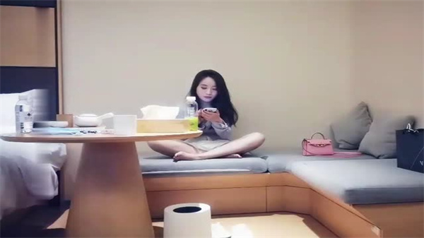 极品豪乳骚货短裤诱惑！敏感酥胸一摸就湿，高潮浪叫不止被狂干！