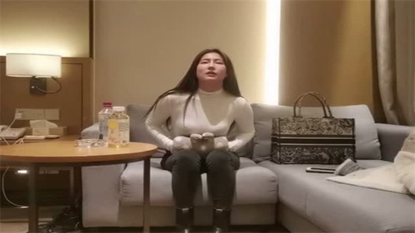 文轩探花独家：长发巨乳极品骚货，淫荡浪穴被猛烈狂操，白浆爆喷！
