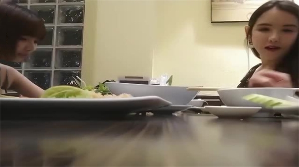 极品双飞名场面！先吃骚穴自助餐，再被两女榨干狂干到腿软