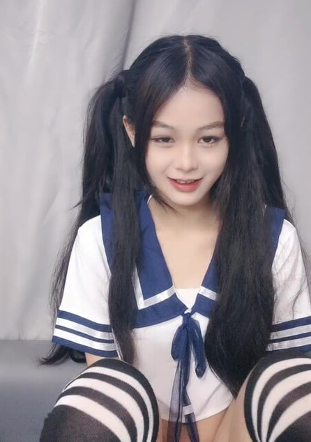 双马尾极品清纯美少女穿情趣学生制服，娇小身材跳蛋震动小穴，震动棒狂插翘屁股特写内射！